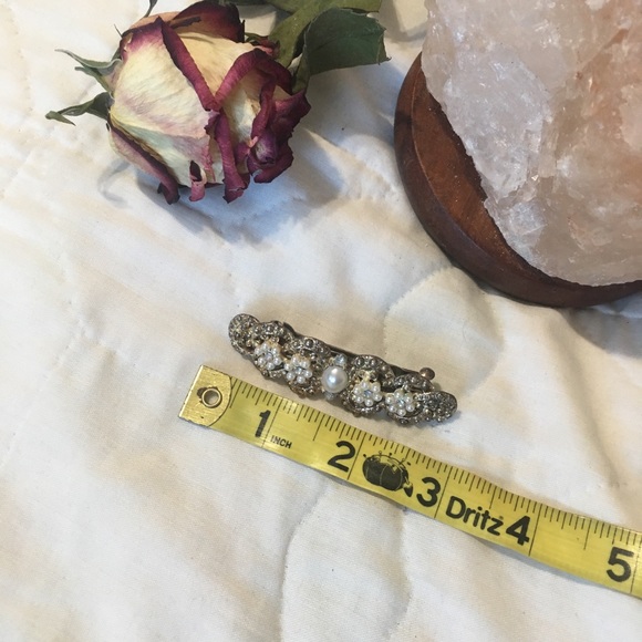 🥀 Faux Pearl Barrette - Picture 3 of 4